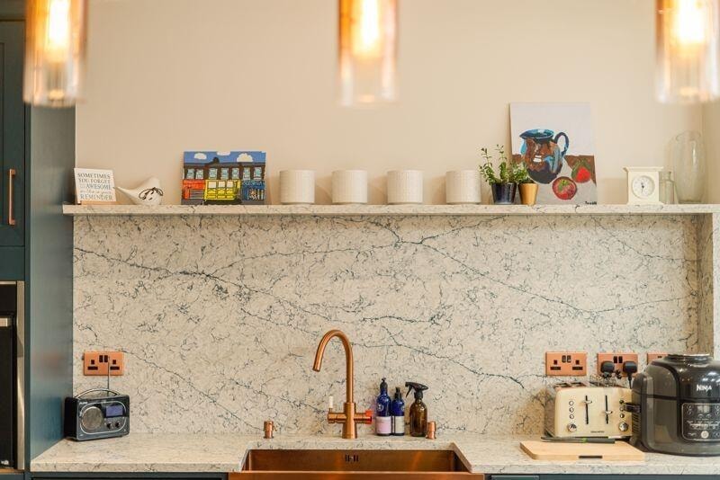 Bespoke kitchen marble backsplash with open shelving — RPR interior design